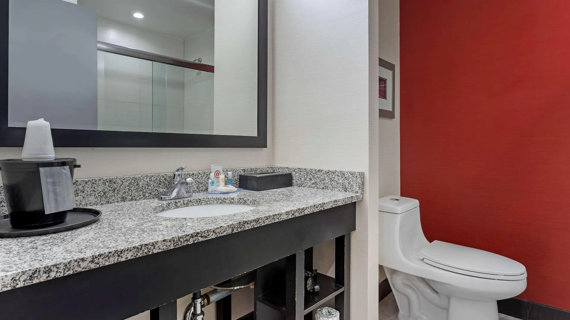 Comfort Inn & Suites Near Stadium New York Hotell